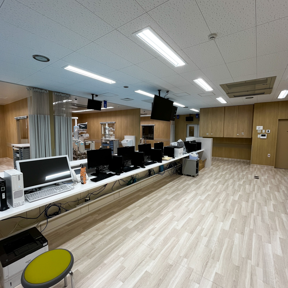 hyogo-prefectural-nishinomiya-general-medical-center-icu-staff-station-202606 | 芦屋市の内科・皮膚診療・小児診療 | あしやサニークリニック内科 兵庫県立西宮総合医療センター内覧会で公開されたICU(集中治療室)のスタッフステーション